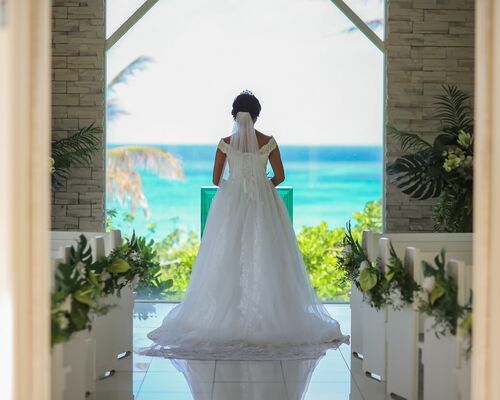 結婚式でのチャペルでの写真