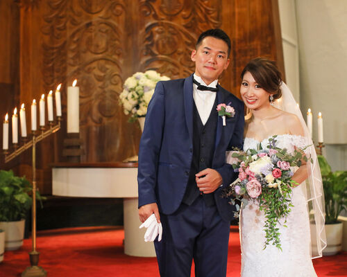 結婚式でのカップルの写真