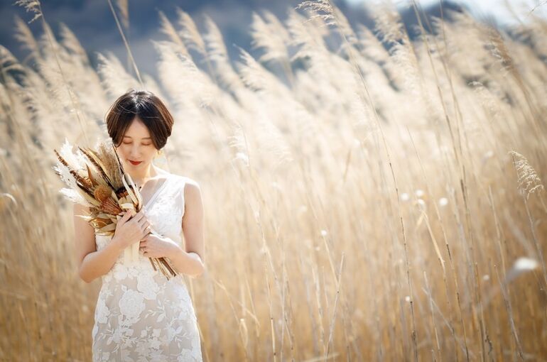軽井沢のすすきの中で撮影する新婦