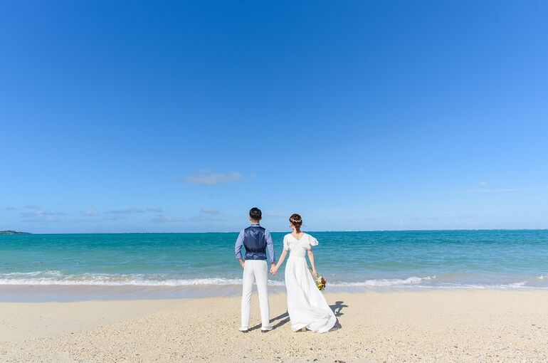 石垣島のビーチで海に向かって立つカップル