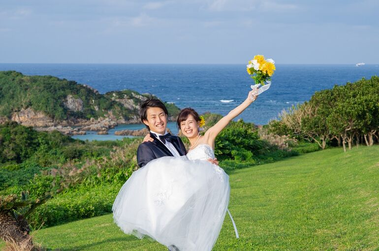 石垣島の石崎半島でウェディングフォト撮影するカップル