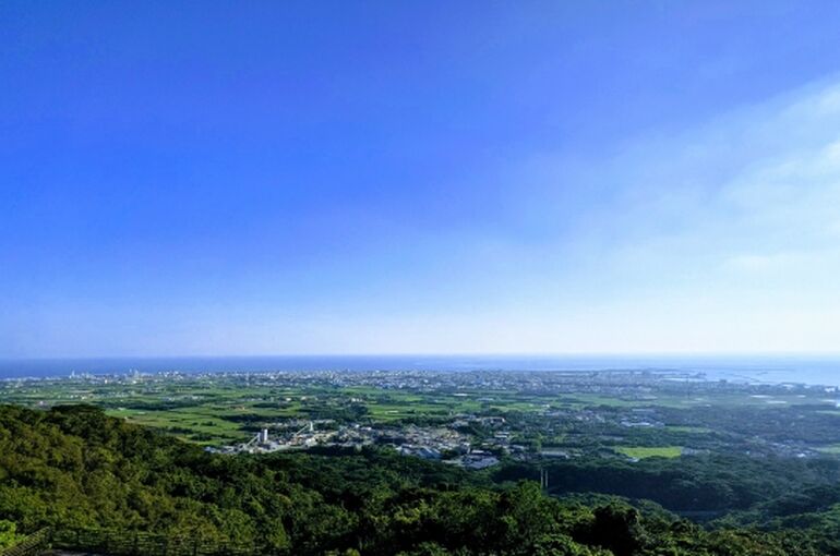 石垣島のバンナ公園でのウェディングフォトから見える景色