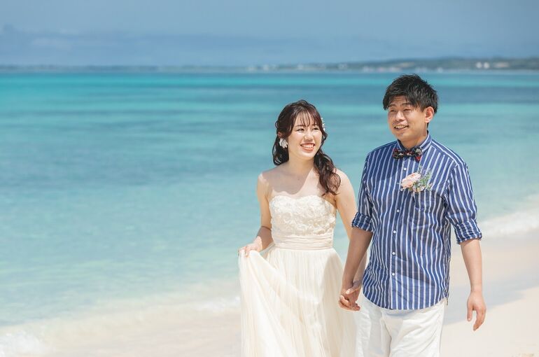 宮古島のビーチで撮影するウェディングフォト写真