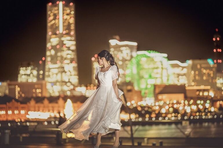 横浜の夜景の前で撮影するカップル