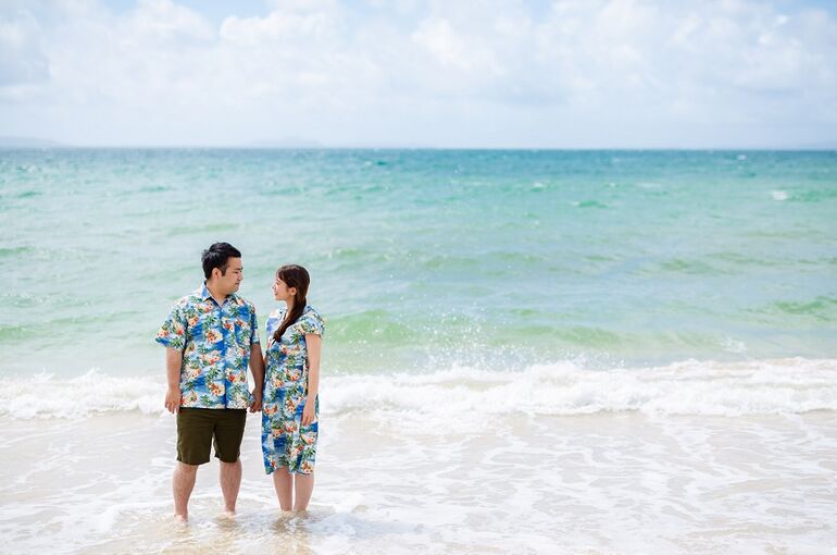 沖縄のウェディングフォトで私服で撮影するカップル