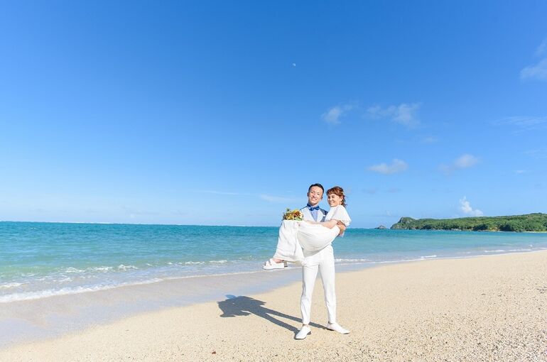 石垣島ビーチフォトでお姫さまだっこするカップル