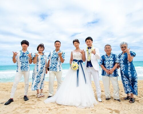 沖縄フォトウェディングで参列者との写真