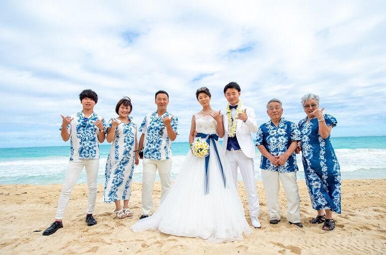 沖縄フォトウェディングで参列者との写真