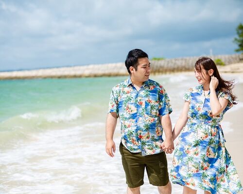 沖縄の私服フォトをするカップル