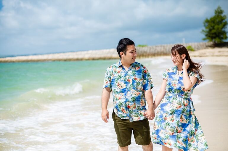 沖縄の私服フォトをするカップル