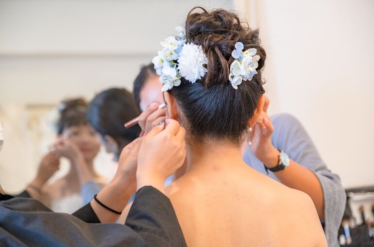 沖縄ウェディングフォトでヘアメイクの写真