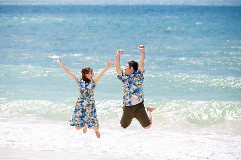 沖縄ウェディングフォトで海に向かってジャンプするカップル