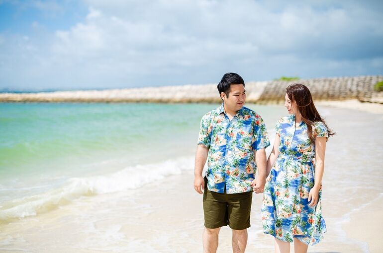 沖縄私服撮影でビーチを歩くカップル