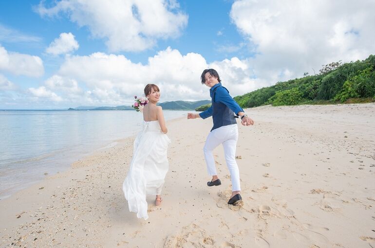 石垣島ウェディングフォトでビーチで走る二人