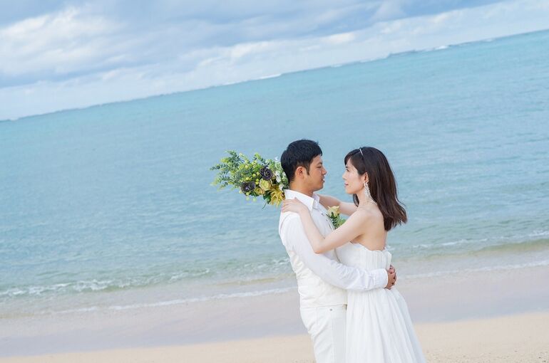 石垣島ウェディングフォトでビーチで抱き合う二人