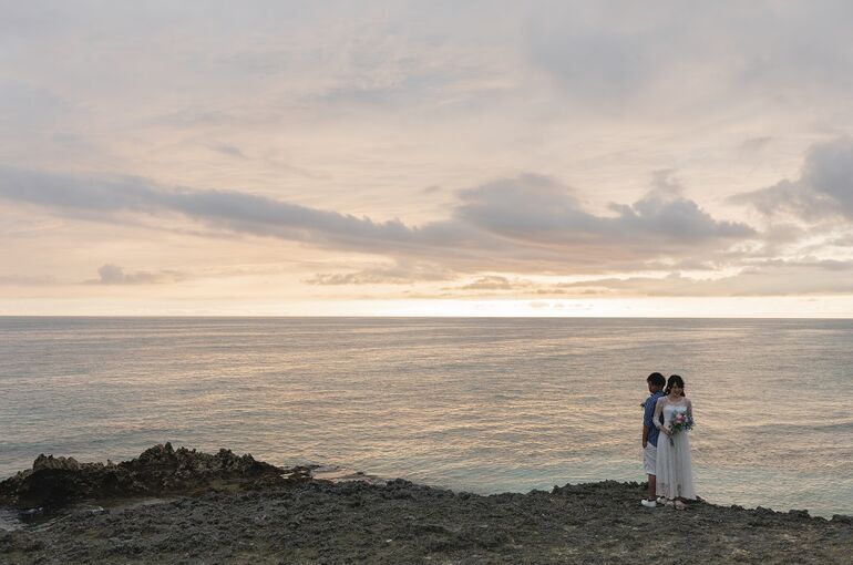 宮古島ウェディングフォトで緑の木々の中にいるカップル