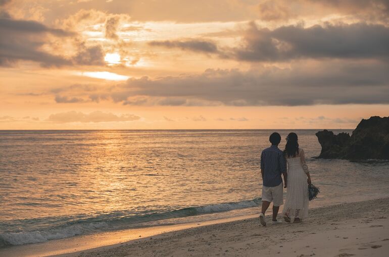 宮古島ウェディングフォトでサンセットの中、抱き合う二人