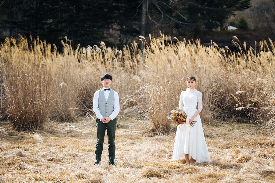 山の見えるススキ野原　結婚写真